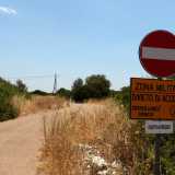 Ed ecco che ci ritroviamo a lambire il perimetro esterno della polveriera di Massafra, uno dei pi� grandi depositi di munizioni e di armi presenti in Italia. Il suo nome � Sottopolveriera n. 2 ed � di propriet� della Marina Militare